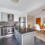Lena Court - Spacious 3bdr, Views Apartment