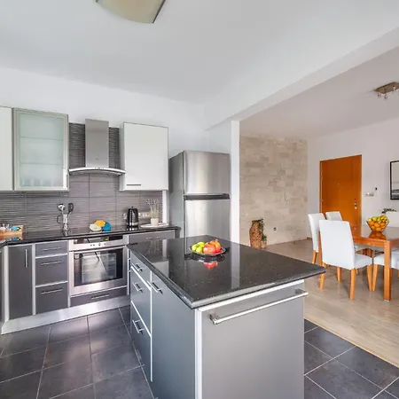 Lena Court - Spacious 3bdr, Views Apartament