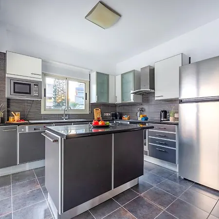 Lena Court - Spacious 3bdr, Views