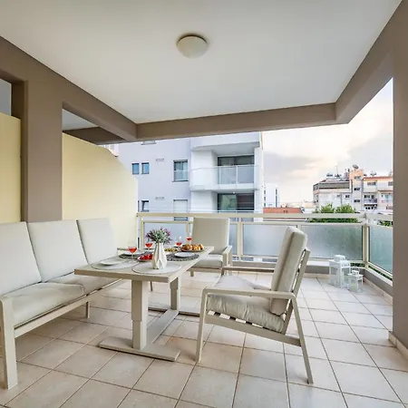 Lena Court - Spacious 3bdr, Views Apartman *